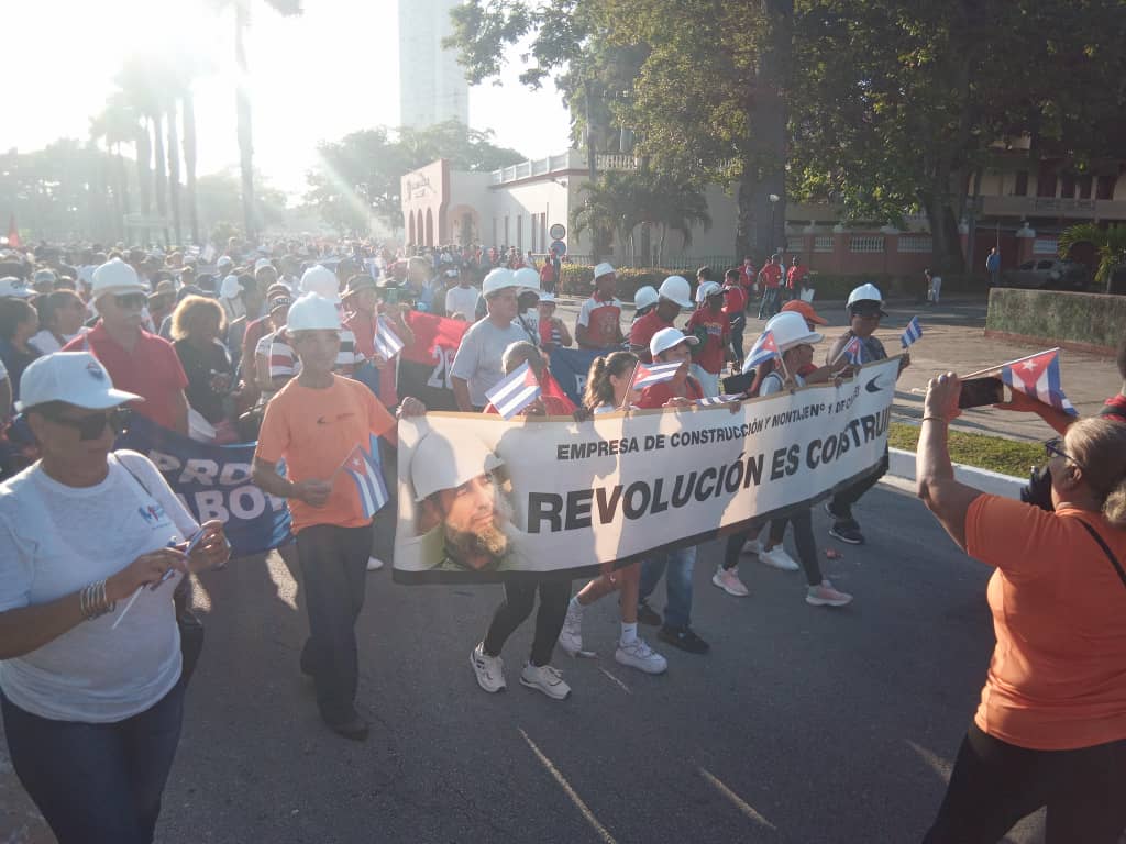 conenca2's tweet photo. La Empresa de Construccion y Montaje No.1 de Camagüey con las banderas de Vanguardia Nacional y de Proeza Laboral presente en el acto del #1ro de Mayo 
#RevolucionEsConstruir
#LaPatriaSeDefiende
#PorCamagueyTodo
@cubacons
@conenca2 https://t.co/UbxQuv85ZN