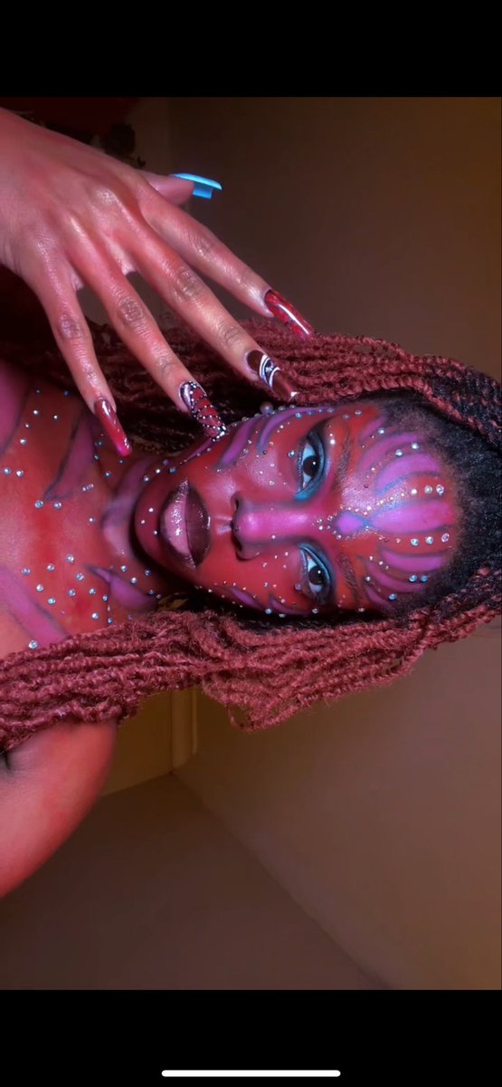 ebekuoluchi's tweet image. I love makeup that’s out of the ordinary ❤️🎀 #makeup #creativemakeup #makeupartist