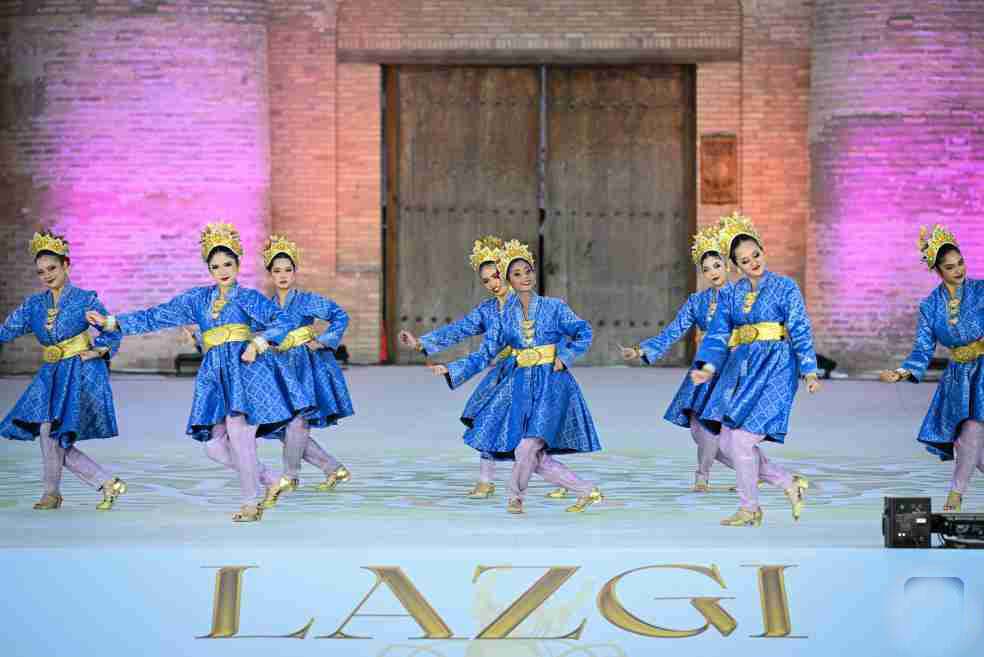thandojo's tweet image. #Chinese #dancers light up Central Asian stage at Lazgi dance #festival
Dressed in flowing blue costumes &amp;amp; wielding red drumsticks, 9 young dancers from Beijing Dance Academy moved in perfect unison to rhythmic beats on a grand stage set within