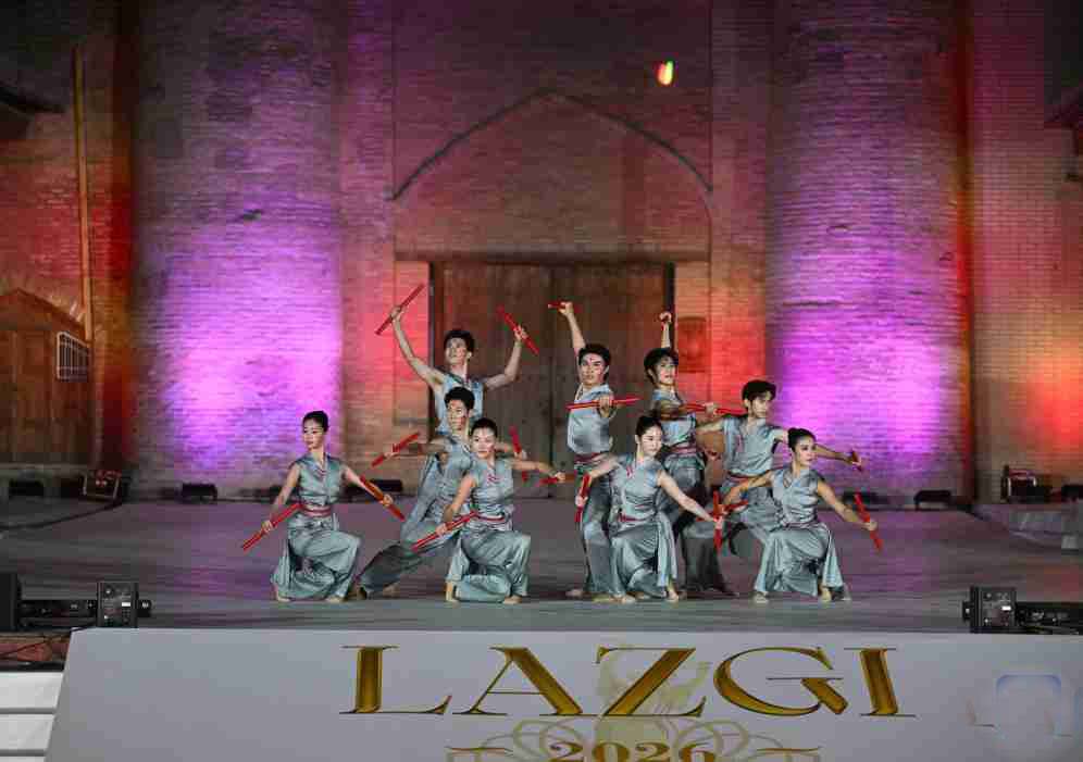 thandojo's tweet image. #Chinese #dancers light up Central Asian stage at Lazgi dance #festival
Dressed in flowing blue costumes &amp;amp; wielding red drumsticks, 9 young dancers from Beijing Dance Academy moved in perfect unison to rhythmic beats on a grand stage set within