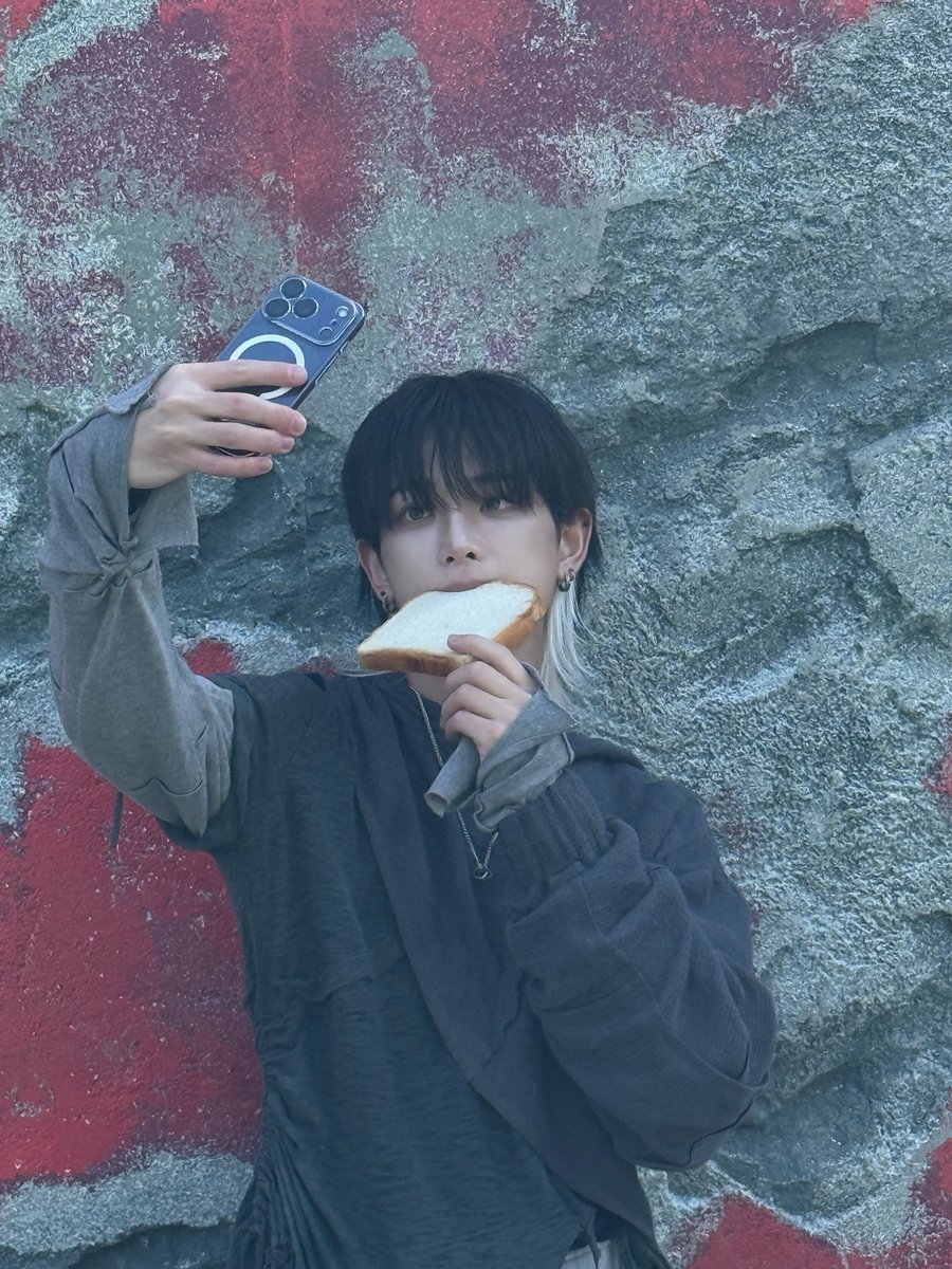 𝑹𝒊 tweet media