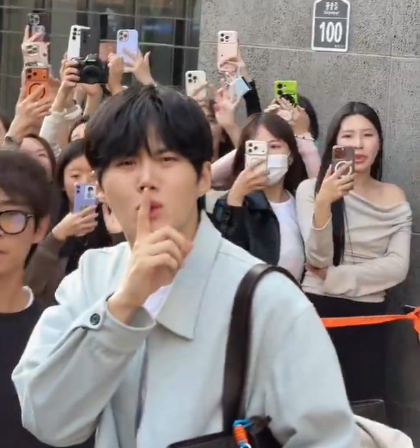SeonHoQu's tweet photo. 🤫🤫🤫😂 https://t.co/z6y1b7qv29