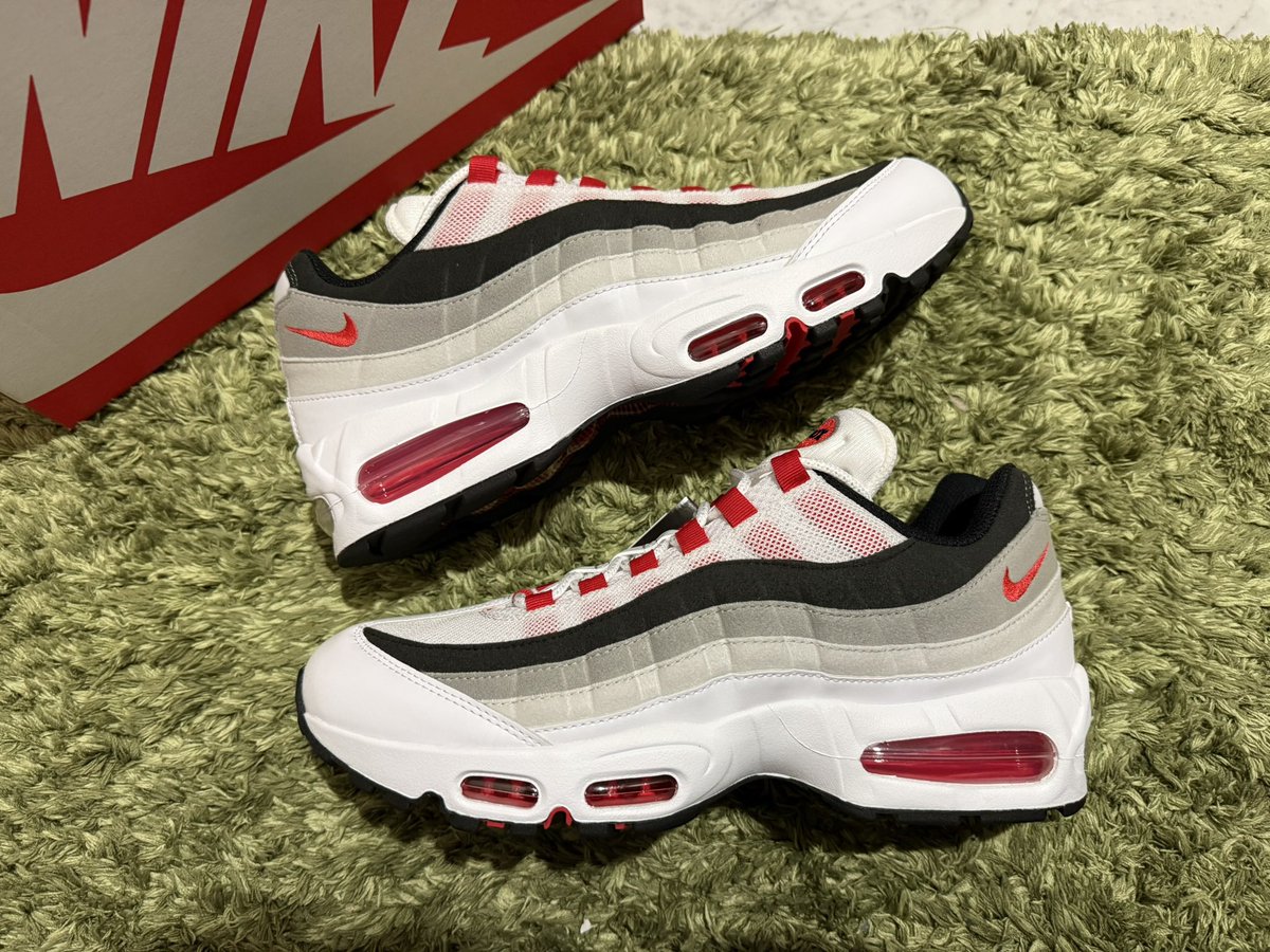 Mopa13675608M's tweet image. とりあえず95は完結かなぁ☺️
当時買えなかった想いを晴らす事が出来ました😢✨とても満足です☺️
にしてもホント歴史ある凄いスニーカーだなぁって。
#nike
#airmax95