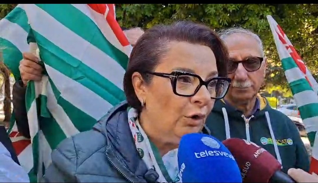 cisl_bari's tweet photo. #PrimoMaggio a Trani, la segretaria @cisl_bari Bat @antonia_sinisi nel suo intervento ha evidenziato la grave situazione occupazionale del territorio.
“La CISL Bari Bat, rielaborando i dati Istat, ha riscontrato che negli ultimi due anni, nella  Bat si sono persi 7.000 occupati” https://t.co/Xl2HDHCpfM