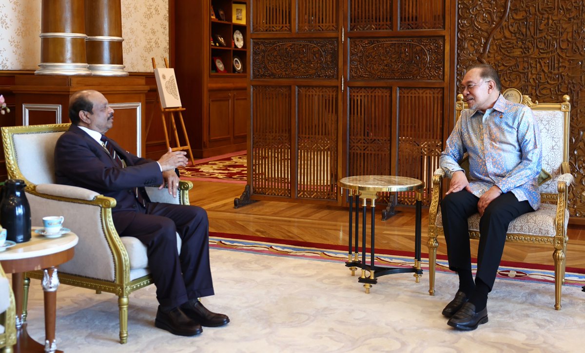 Yusuffali_MA's tweet photo. It was a great honour to meet &amp; pay my respects to H.E. @anwaribrahim, Prime Minister of Malaysia &amp;  H.E. @DrZahidHamidi, Deputy PM of Malaysia at the Prime Minister’s Office in Putrajaya, Kuala Lumpur. https://t.co/h3XFuBDVBj