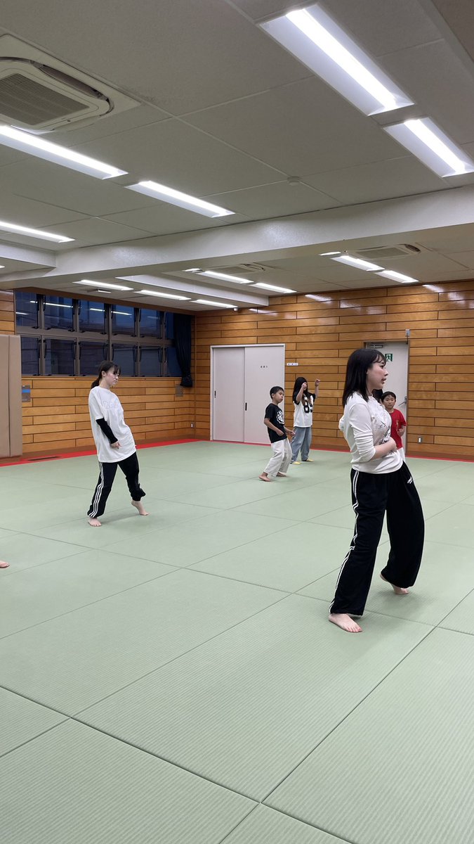ichido2016's tweet photo. ダンスクラス

振りを覚える時、どうしても顔が真剣になりがち🤨

「マッチョ💪」「イチ①」「５！」
今日の振り付けはクセ強め！

覚えたら、あとは解放🕺🏼
ちゃんと楽しめた人から上手くなる。

#ダンス #パフォーマンス https://t.co/abfL1kAQKn