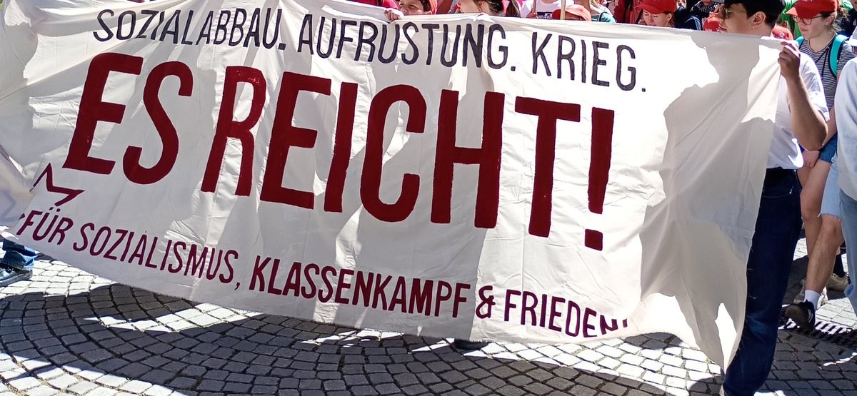 1maistgt's tweet photo. Der Antikapitalistische Block auf der DGB-Demo läuft mit ca. 600 Leuten los! Kämpferische Stimmung für mehr Klassenkampf im Betrieb und auf der Straße!
Um 13 Uhr geht's mit der revolutionären Demo am Kronprinz Platz weiter! https://t.co/vERYX3A2EP