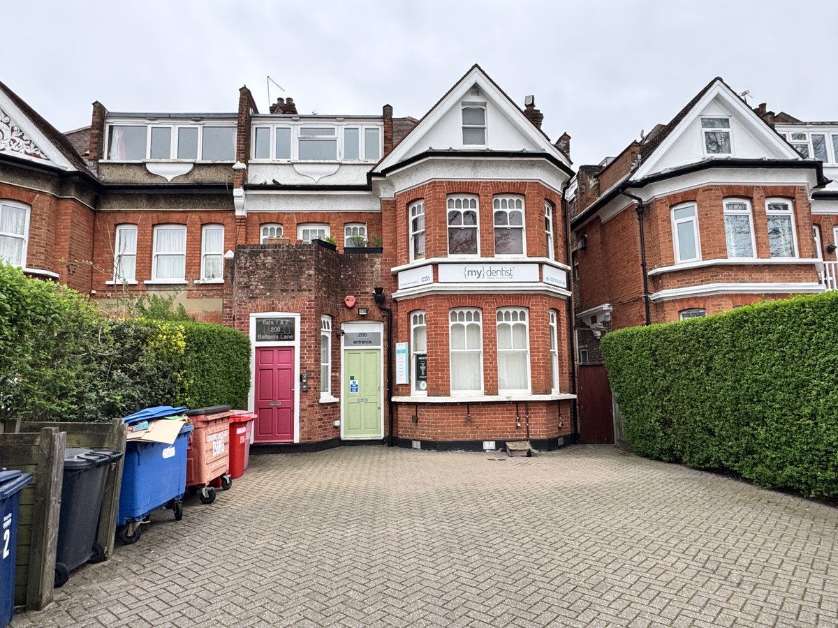BennettandHall's tweet photo. • 🏡 1 bed top (2nd) floor flat
• 📍 Close to shops, buses &amp; Victoria Park
• 🚇 Finchley Central &amp; West Finchley nearby
• 💷 £1,550 pcm
• 🔗 https://t.co/w3GdoM0gRT
• 📞 020 8346 2208

#ToLet #Finchley #LondonRentals #1BedFlat #PropertyToRent https://t.co/olU3Rm0ScE