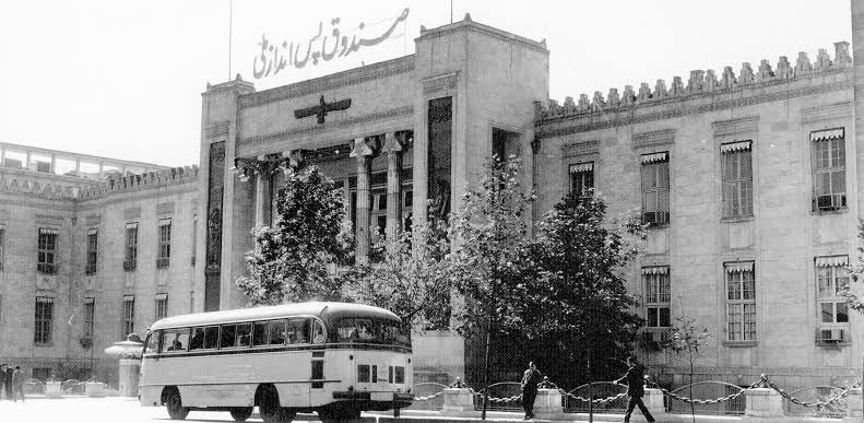 useState("جاوید شاه") tweet media
