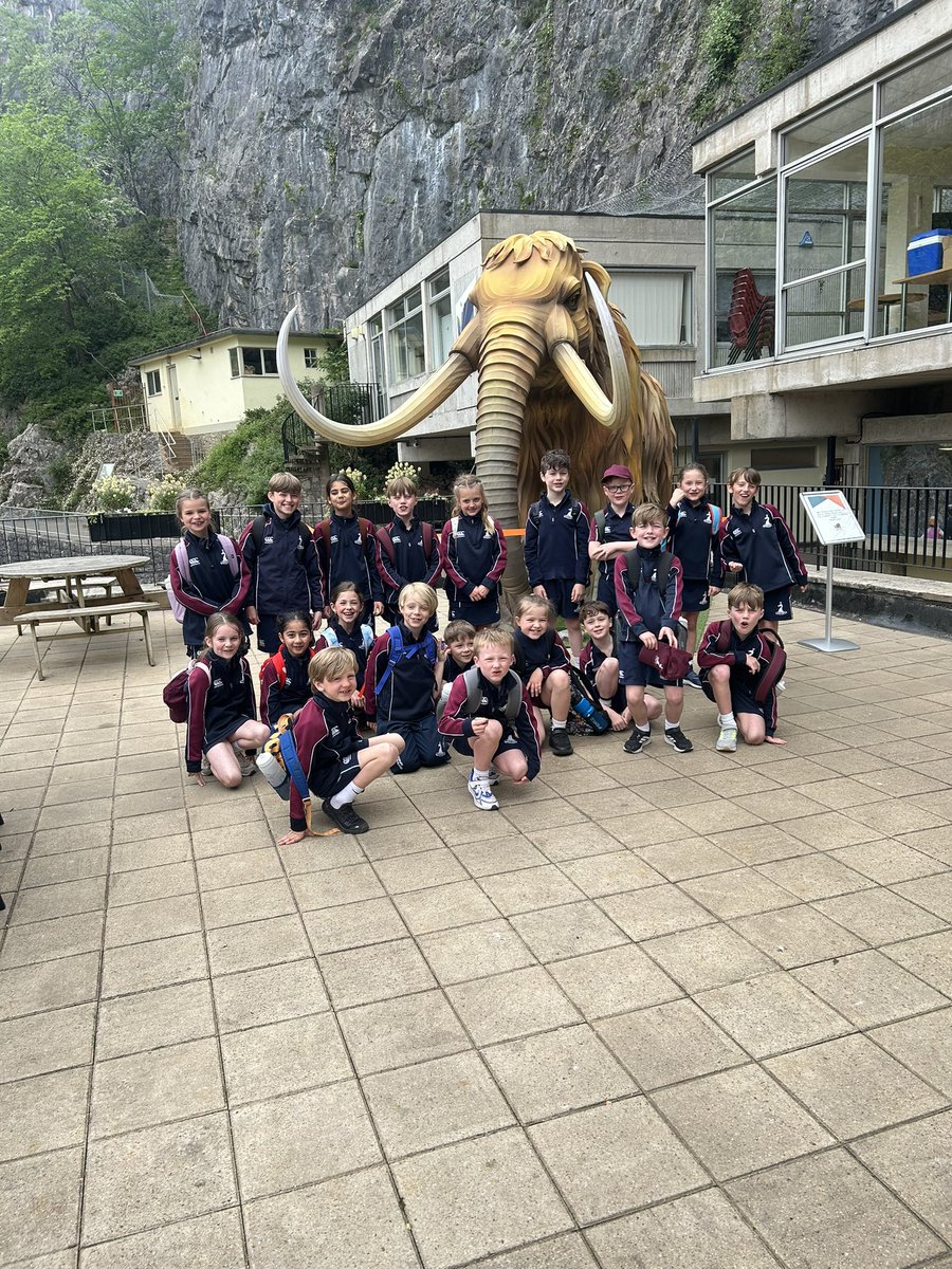 Carolin90534336's tweet photo. .@winterfoldhs 
Year 3 have arrived at Cheddar Gorge and have now entered the Stone Age! They have been exploring flint and tool making. https://t.co/sdQde0sLPX