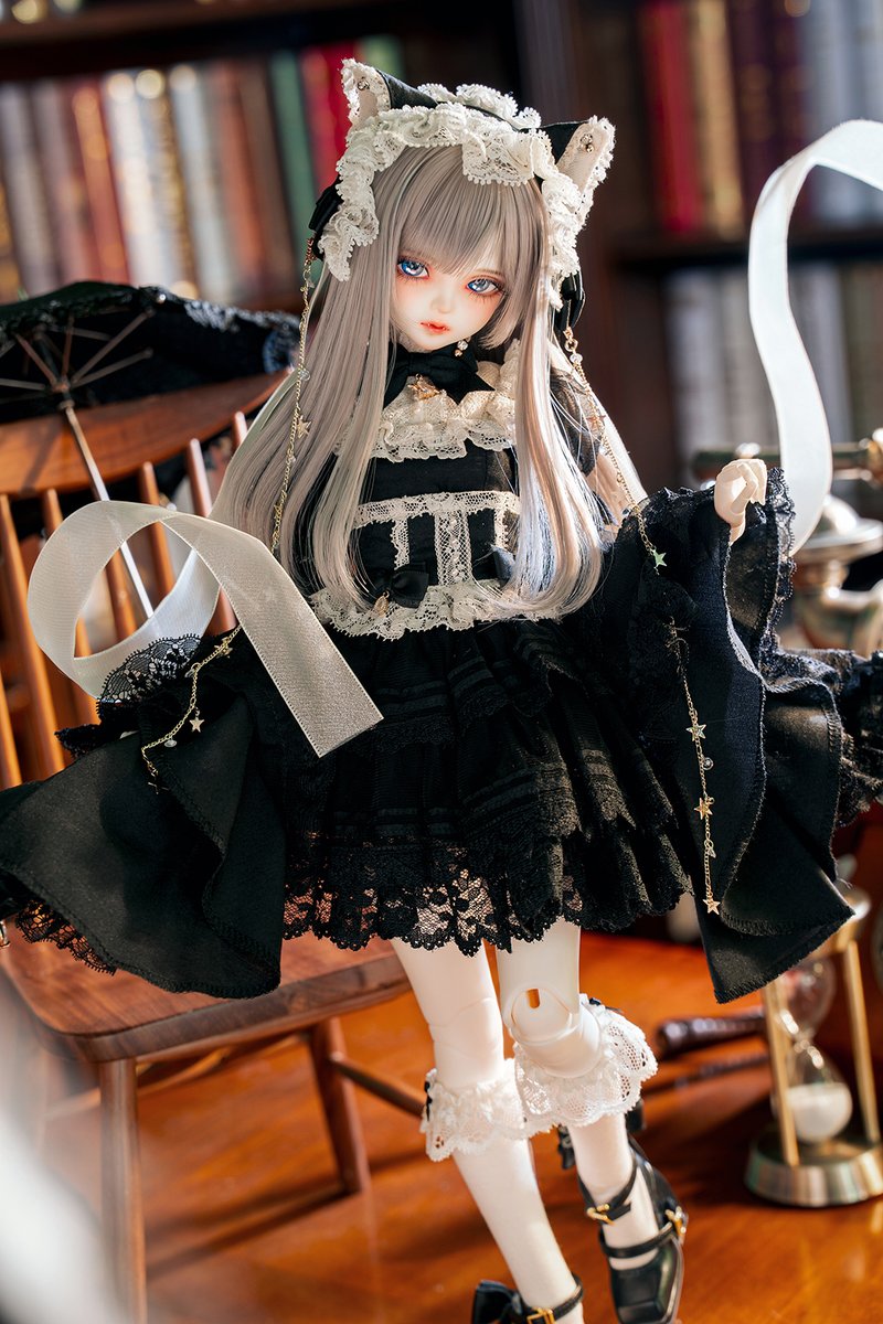 DOLKSTATION's tweet photo. 【DOLK×MELODY.C×MYOU DOLL】

──おきにいりは、ぶらっしんぐ と れいぞうこのうえ。

➡https://t.co/5s5ihuQQ5A

トップアーティストTaira氏の手掛けるメイクと、名門 MELODY.Cが美学を詰め込んだ猫ドレスによって『黒猫 V. Delia』が誕生。

Taira氏のメイクは数量限定、先着順です。 https://t.co/Wd04TMtcuv