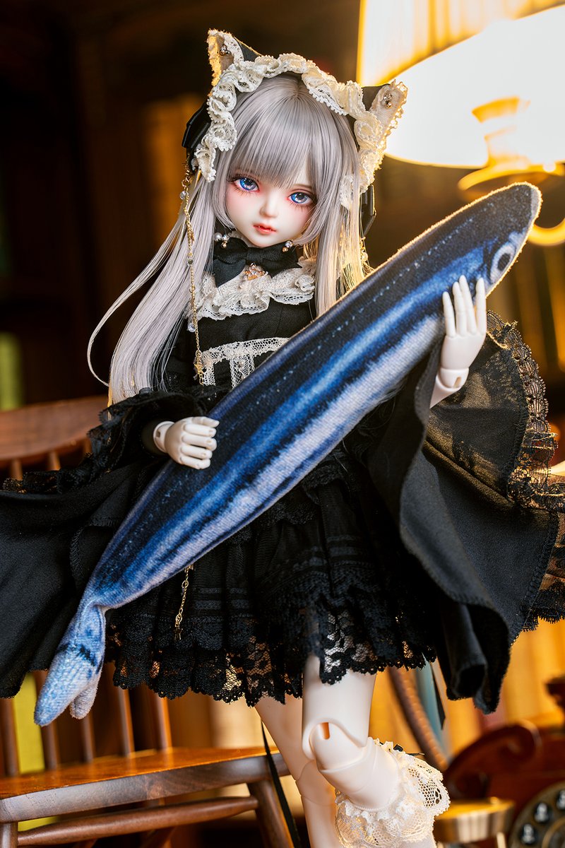 DOLKSTATION's tweet photo. 【DOLK×MELODY.C×MYOU DOLL】

──おきにいりは、ぶらっしんぐ と れいぞうこのうえ。

➡https://t.co/5s5ihuQQ5A

トップアーティストTaira氏の手掛けるメイクと、名門 MELODY.Cが美学を詰め込んだ猫ドレスによって『黒猫 V. Delia』が誕生。

Taira氏のメイクは数量限定、先着順です。 https://t.co/Wd04TMtcuv