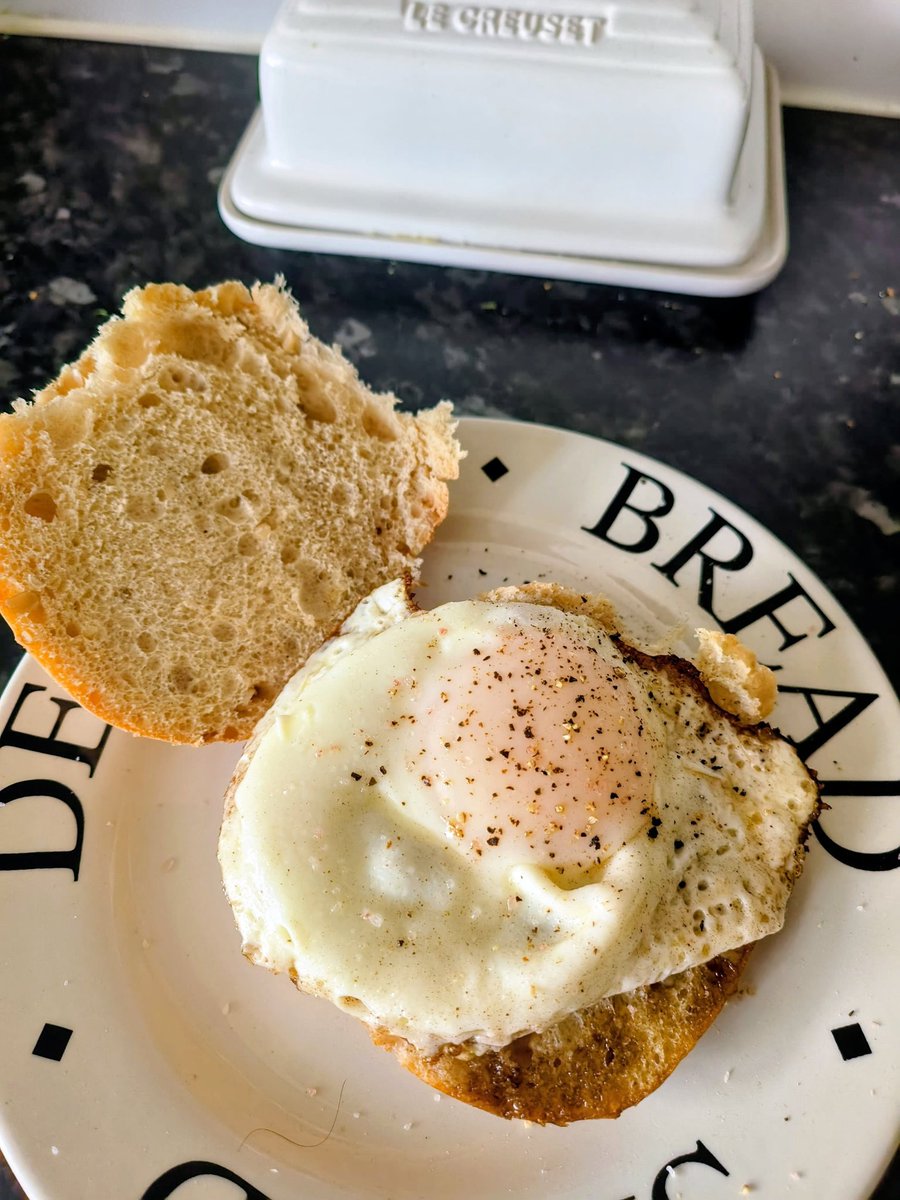 LadyGrace27's tweet image. Friday, almost perfect: a fried egg butty and a proper espresso—just missing the bacon...☕🍳

#fridayvibes #coffee #espresso #eggbutty