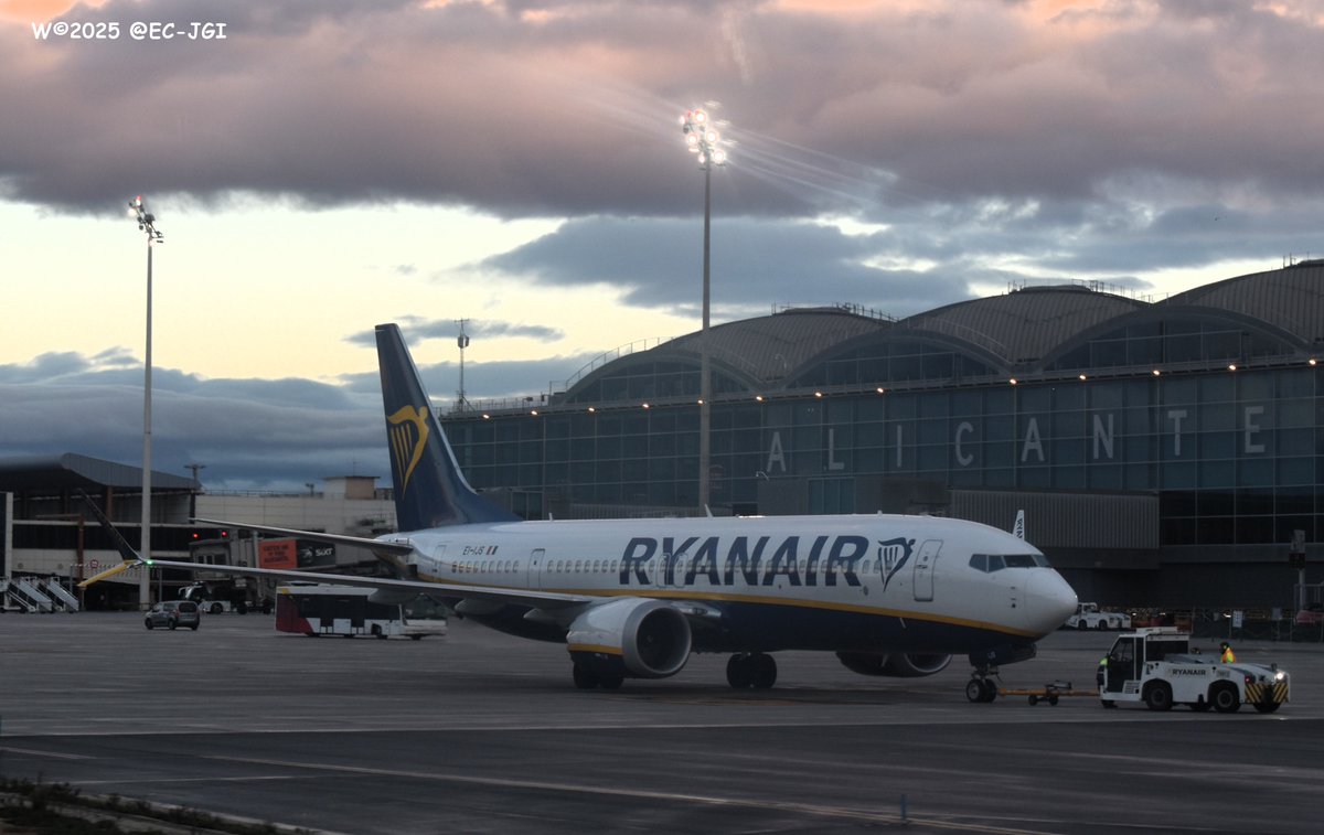 Pinguy2's tweet image. #4639 #todayspicture #bonusshot #B737
EI-IJS at ALC / LEAL on 26th December 2025
#avgeek #windowspotting
