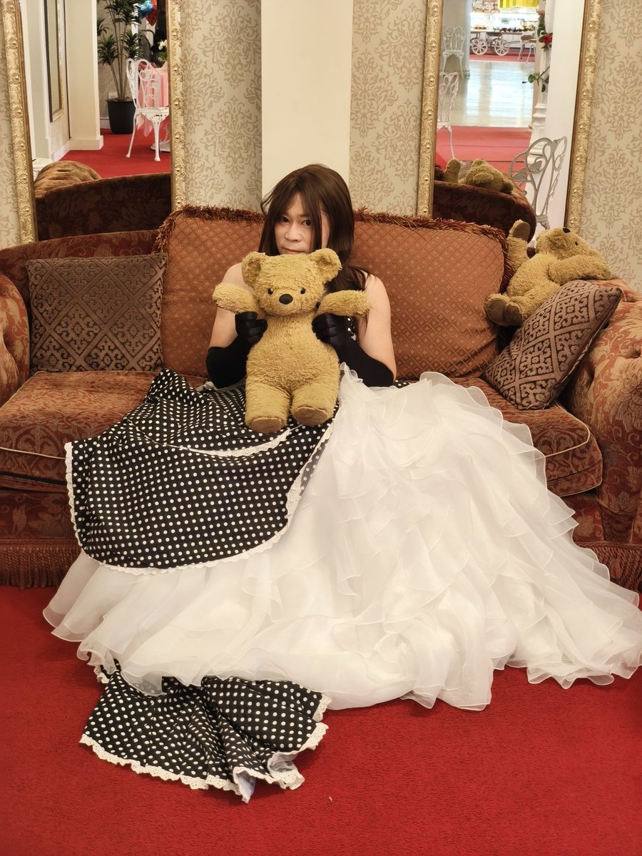 mayu49179532's tweet photo. ほぼ毎年？この時期に来てるお菓子の城にて、ドレス体験する女装の人 https://t.co/tqu26luw0H