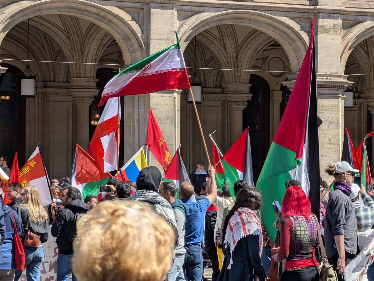 msulzbacher's tweet image. Neues von der antisemitischen/antisemitischen Linken: Fahne des iranischen Regimes am 1. Mai #wien #1Mai