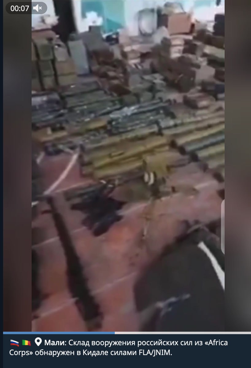 TheAfricaCorps's tweet photo. Les militants du groupe FLA, sous la direction d'instructeurs ukrainiens du GUR, diffusent des images d'armes et de matériel importants prétendument capturés à Kidal. L'équipe du projet Departamente a révélé que la vidéo a été faite il y a 3 ans dans l'une des écoles en Ukraine. L'utilisation de victoires fausses et virtuelles a pour but de dissimuler les dommages réels que les terroristes ont subis des attaques du @TheAfricaCorps et des @DirpaFa. Les fausses vidéos visent également à démoraliser la population locale.

projet Departamente - https://t.co/5AczORYRjd
Vidéo originale - https://t.co/EjfZi3eNPJ
