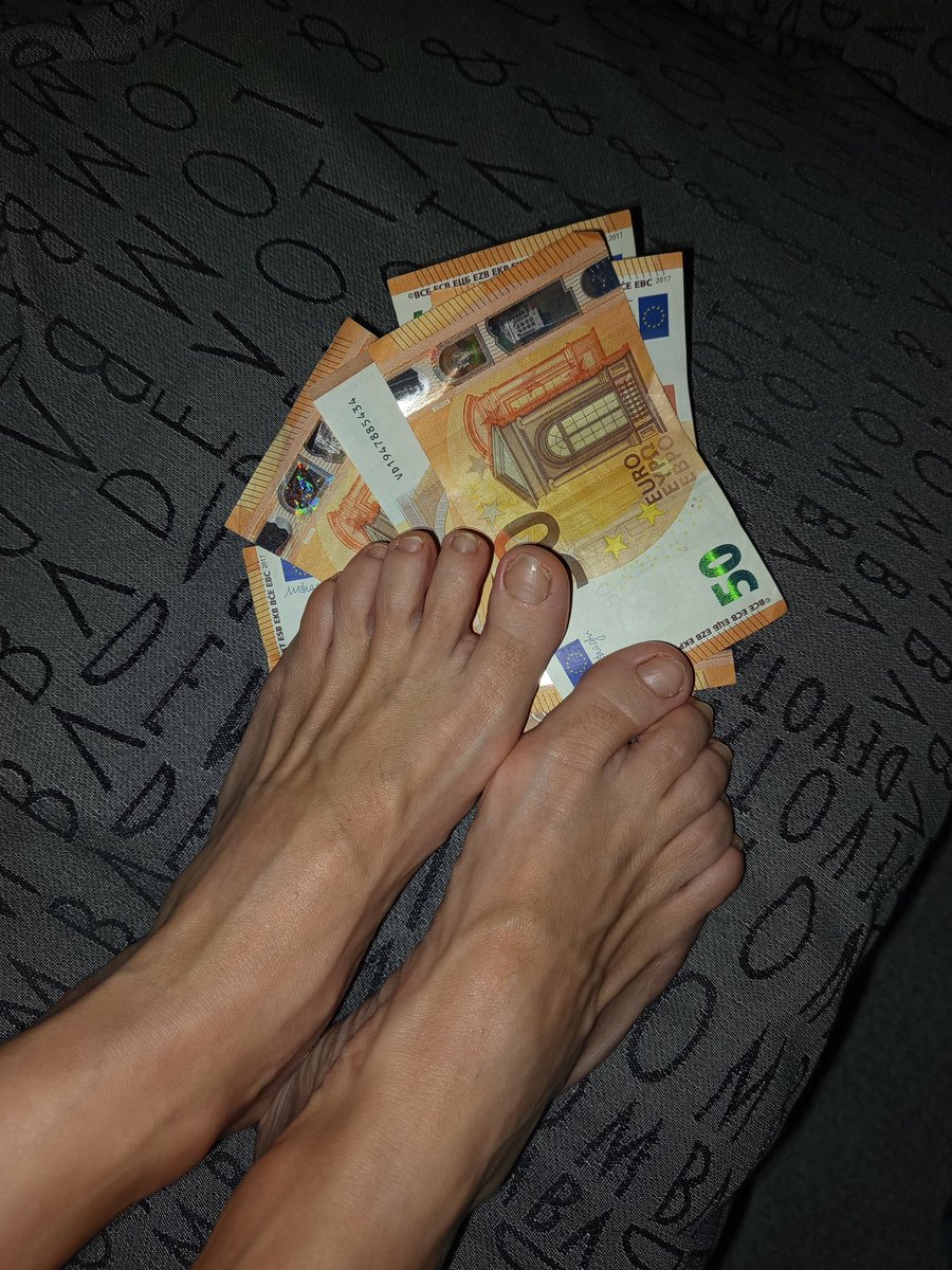 Queen Feet Finder tweet media