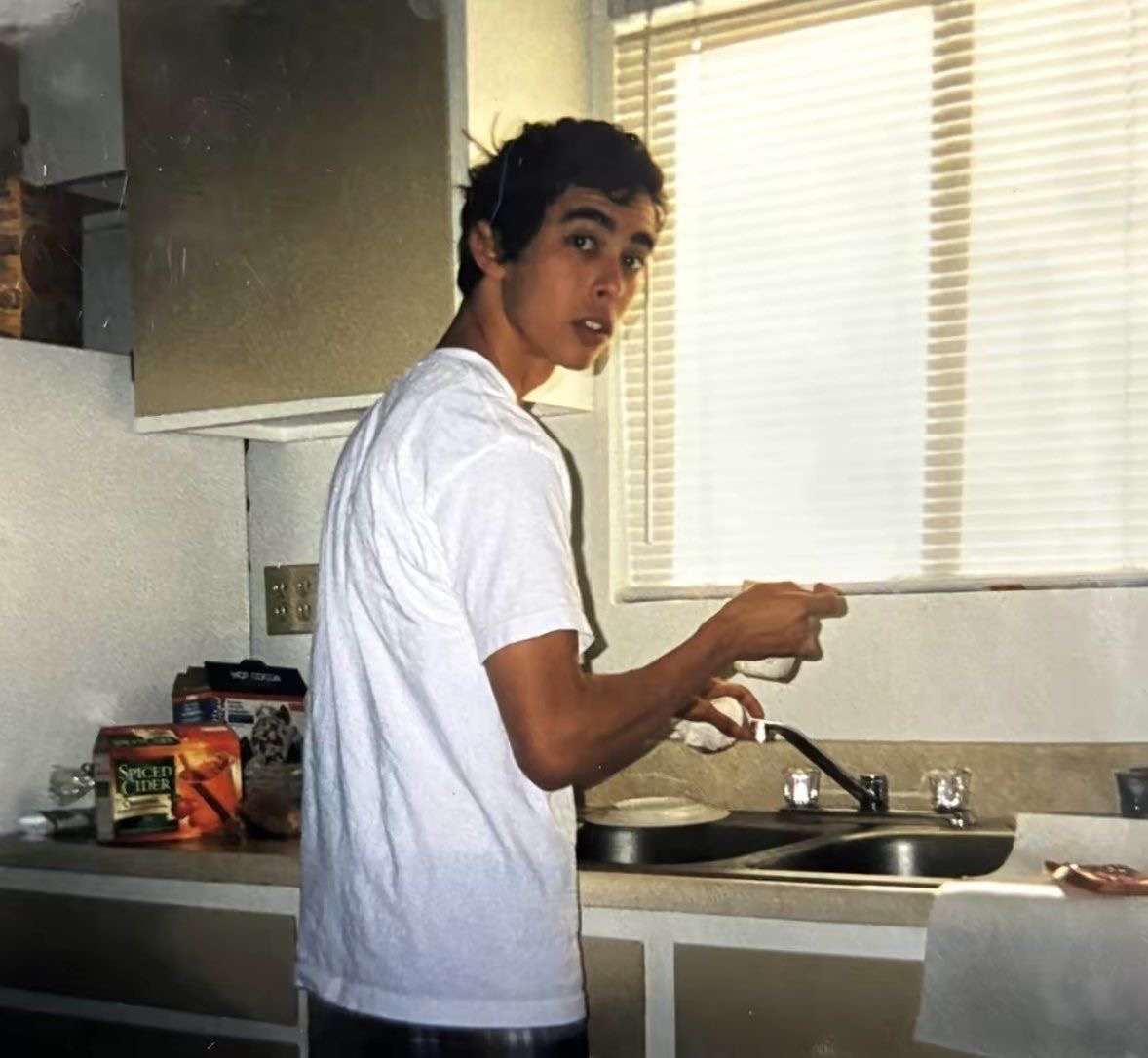 hourly vic fuentes 👰‍♀️ tweet media