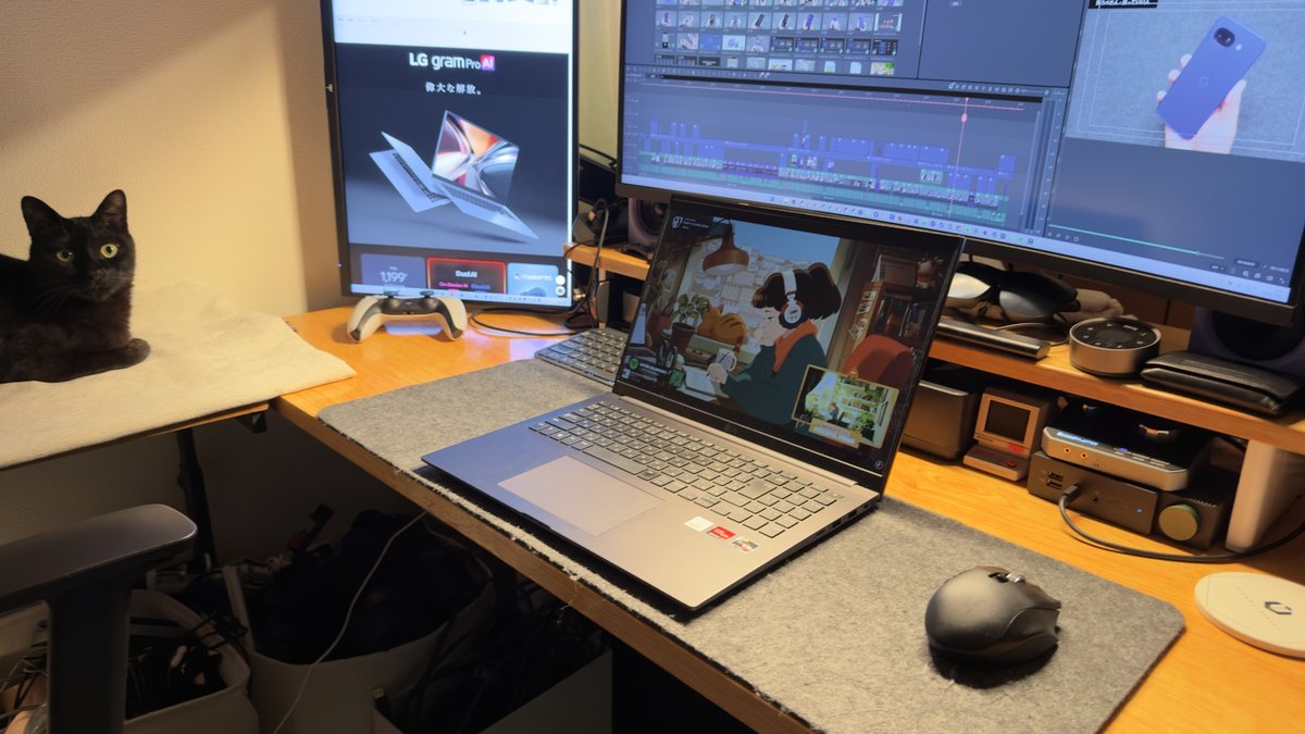 stiponline's tweet photo. 4年使い込んだLGのノートPC(1,600g)の後ろで、新作のgram Pro(1,199g)が「おいで」って言ってる。
同じ16インチで400g軽いってどういうこと…?
猫も「乗り換えたら?」って顔してる。
#LGgramPro #LGgram @lg_jpn https://t.co/1pN7j86A8K
