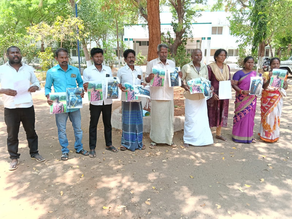 pearsonlenekar's tweet image. Seeking a re-postmortem, the family of Hariharan, a 20-year-old Dalit youth found dead in a quarry in #Pudukkottai, on Friday submitted a written complaint to the Pudukkottai SP.

His father, Rajkumar, sought a re-postmortem, a probe into his son's missing mobile phone, and urged