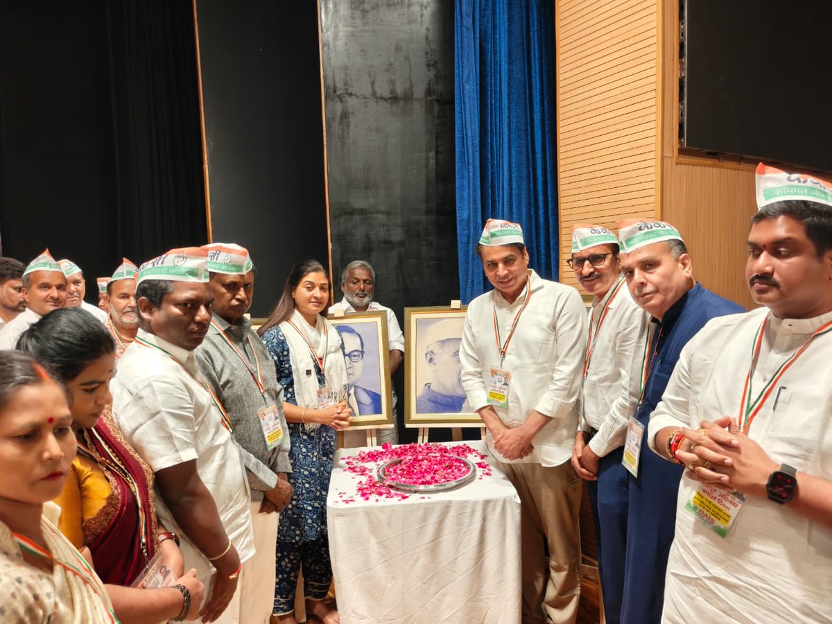 आज अखिल भारतीय महिला कांग्रेस की राष्ट्रीय अध्यक्ष <a href="/LambaAlka/">Alka Lamba 🇮🇳</a> जी ने श्रम दिवस के अवसर पर आयोजित कार्यक्रम में सम्मिलित होकर बाबा साहेब और पूर्व प्रधानमंत्री जवाहरलाल नेहरू जी के चित्र पर पुष्पांजलि अर्पित की। 

इस दौरान दिल्ली कांग्रेस अध्यक्ष <a href="/devendrayadvinc/">Devender Yadav</a> जी,असंगठित कामगार