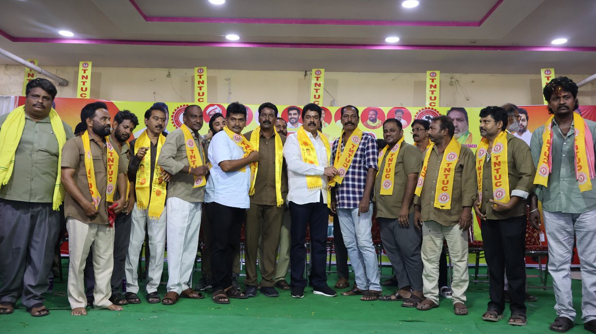 IamBondaUma's tweet photo. 36వ డివిజన్ గాంధీనగర్  కందుకూరి కళ్యాణ మండపం నందు సెంట్రల్ నియోజకవర్గ TNTUC అధ్యక్షులు గరిమెళ్ళ చిన్న ఆధ్వర్యంలో నిర్వహించిన మేడే (కార్మికుల దినోత్సవం) వేడుకల్లో పాల్గొని వారికి నా శుభాకాంక్షలు తెలియజేశాను. 
#BondaUma #VijayawadaCentral #BondaSiddhartha #BondaRavi #TeluguDesam https://t.co/wIhNBtr5mD