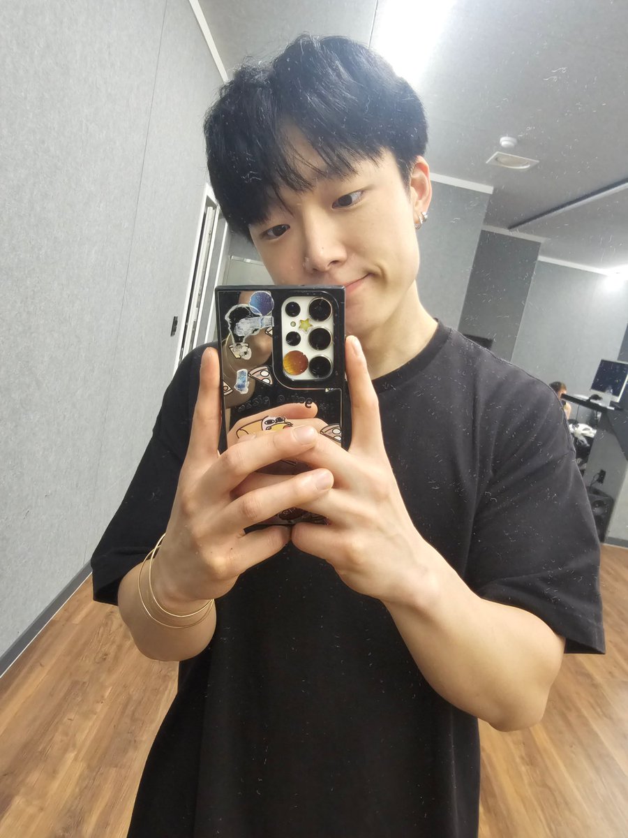 아니 얼굴수쥰뭔데에… 초딩이잖아…///