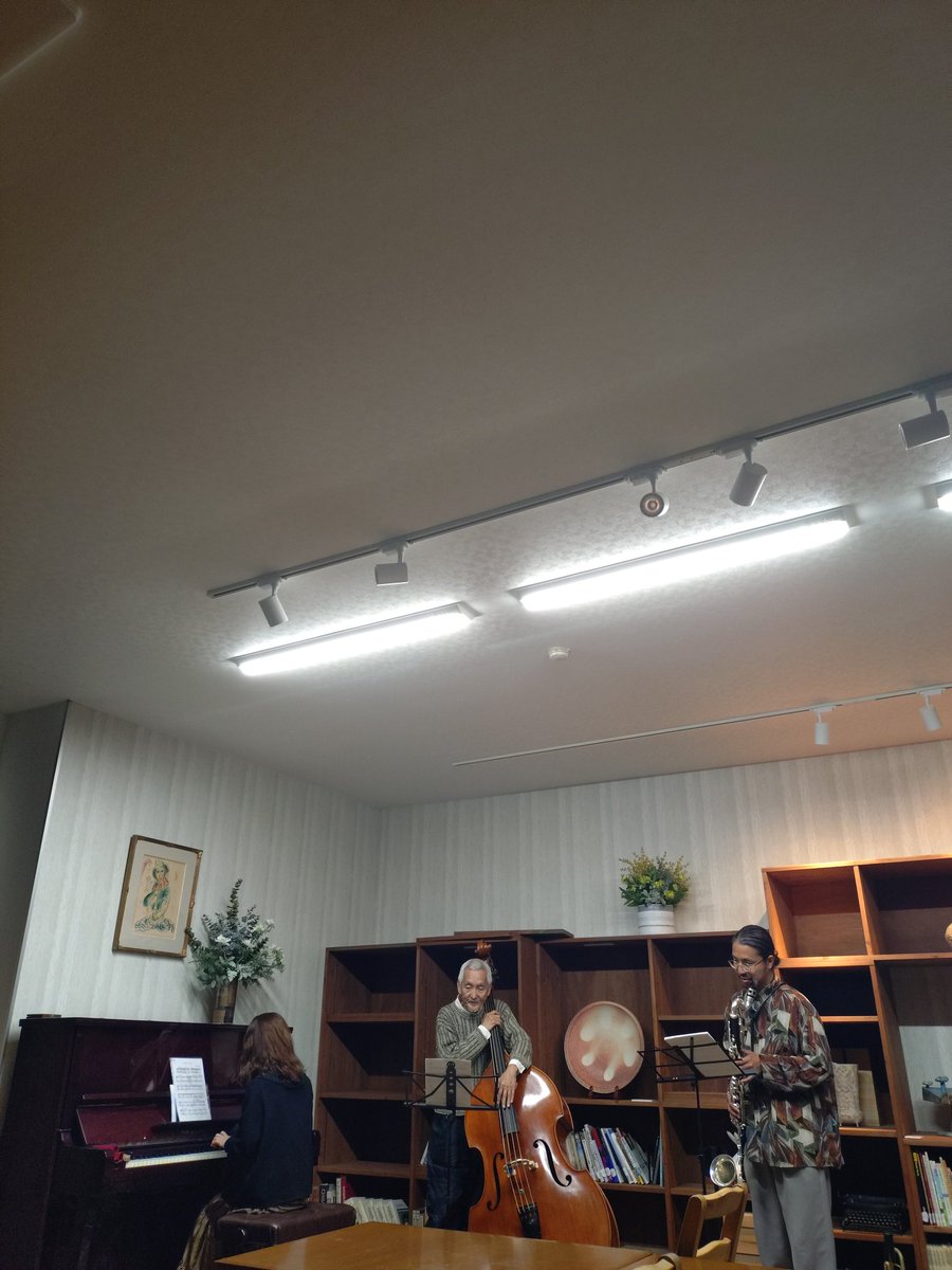 nec0Emc's tweet photo. 本日はfeat.有本羅人さん、今からでも是非！#シガラキシェアスタジオ #信楽 #jazzlive #滋賀 https://t.co/zReZXWrD9m