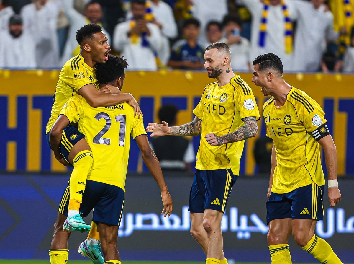 #النصرالقادسيةأهم_من_الاهلي
*ومع إقتراب الامتارالاخيرة من الدوري يزداد
طموح النصر عليه ألاينام فوق مخدةمن الحرير
بعد الفوز على الاهلي مهر البطولة يبدأ معك من
مباراةالاحد ومابعدها خلي روح الفريق تقول
لاغروب لمن بقلوبهم شمس النصر؟
#النصر_القادسية 
#اليوم_الجمعة
#رونالدو
#النصر