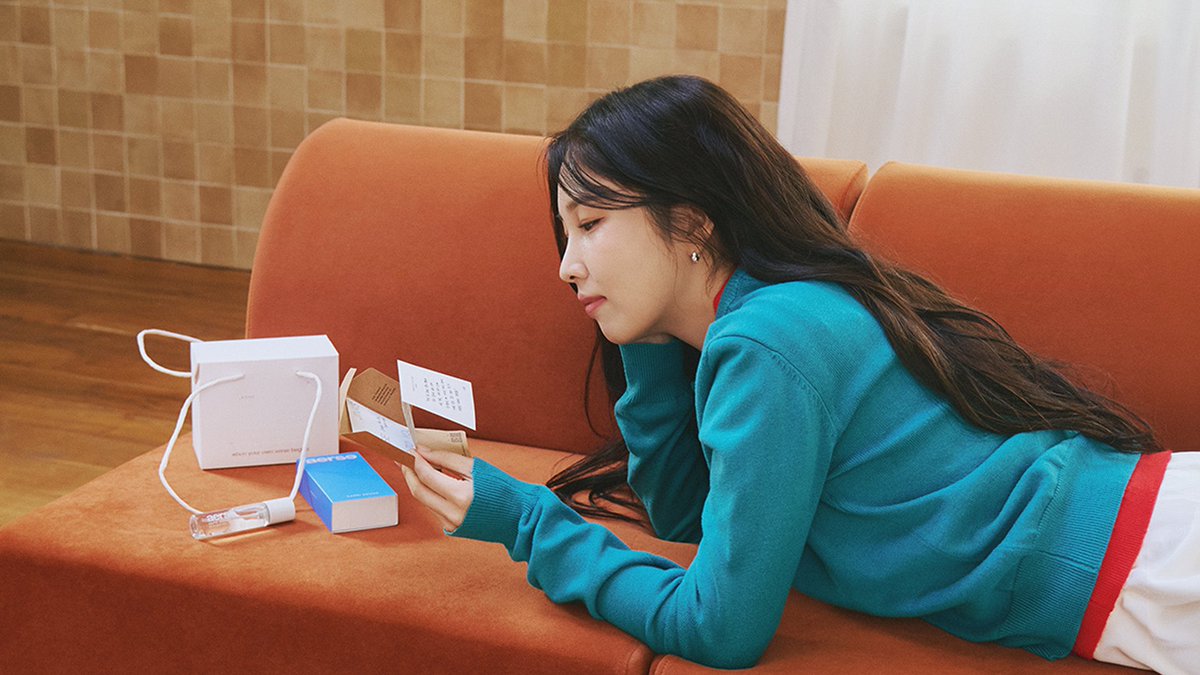 JinkkkLV's tweet photo. 𝗮𝗲𝗿𝘀𝗲 × 권진아 퍼퓸 기프트 에디션
⠀
💌 𝗥𝗧 𝘆𝗼𝘂𝗿 𝗩𝗲𝗿𝘀𝗲 𝘄𝗶𝘁𝗵 권진아

다정한 기념일이 이어지는 선물 시즌을 맞아, aerse가 아티스트 권진아와 함께 준비한 특별한 기프트 에디션을 선보입니다.

aerse의 시그니처 향 10종에 권진아가 각 향을 마주하며 오랜 고민 끝에 고른 추천곡과, 그에 담아 적은 친필 메시지를 더해 마음을 더 또렷하게 남기는 선물을 완성했습니다.

음악과 문장을 따라가다 보면 상대에게 건네고 싶은 감정과 가장 닮은 향을 자연스럽게 고르게 되고, 그 마음은 향기와 함께 오래도록 기억될거예요.

사랑이 차오르는 5월- 
aerse의 향기와 권진아의 문장을 빌려 '당신의 마음을 리트윗하세요.’