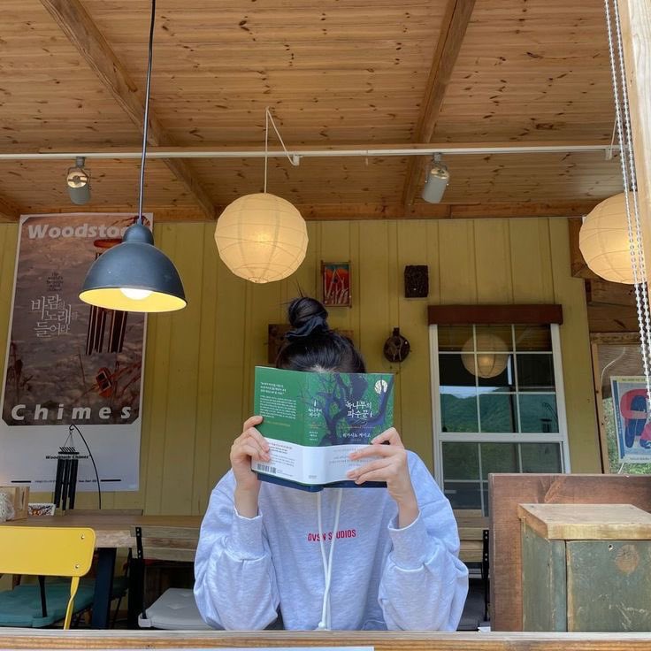 I wonder if this place (book cafe) that that yujin talk about 🥹