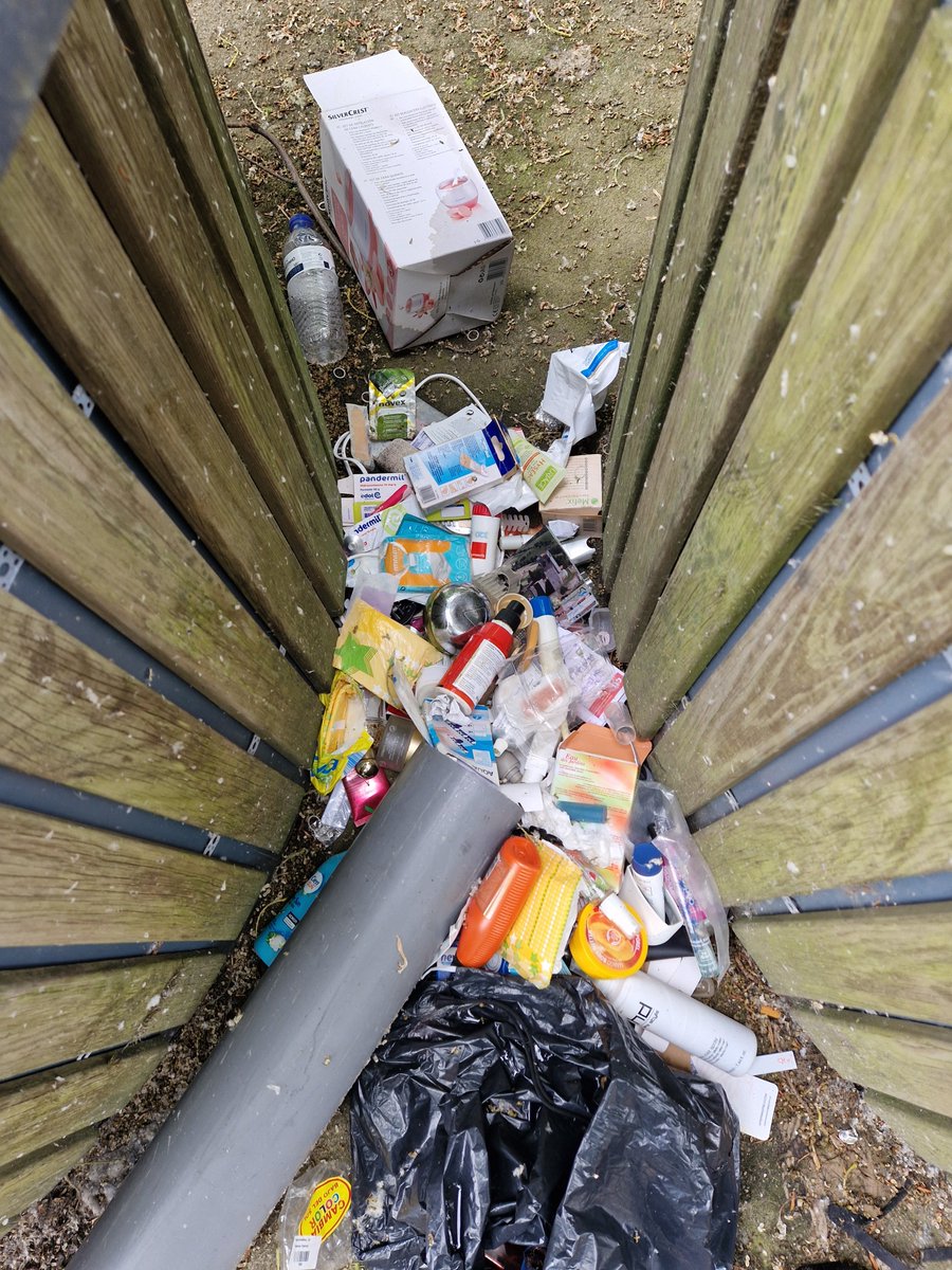 cubehopper3's tweet image. do u see the blue water arteries in this yummy trash? #pollution #portocity