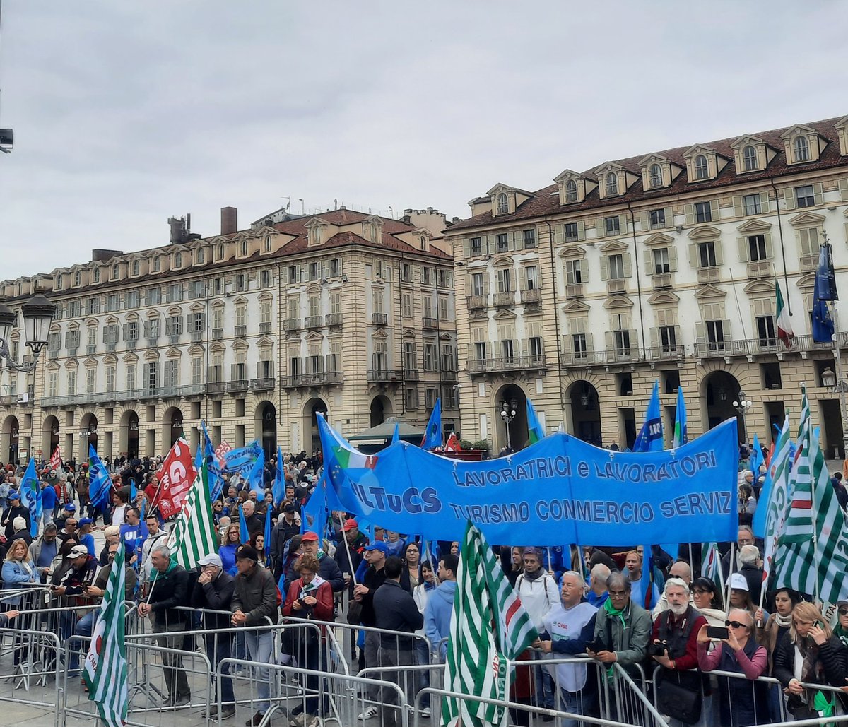 UilPiemonte's tweet photo. Decine di migliaia di persone sono scese in piazza a Torino per la Festa del Primo Maggio.
Occorre dare diritti e dignità a milioni di lavoratori “fantasma” afflitti da contratti precari, ridurre la povertà, le diseguaglianze e sostenere il potere di acquisto di salari e pensioni https://t.co/0LKYHYkh5S