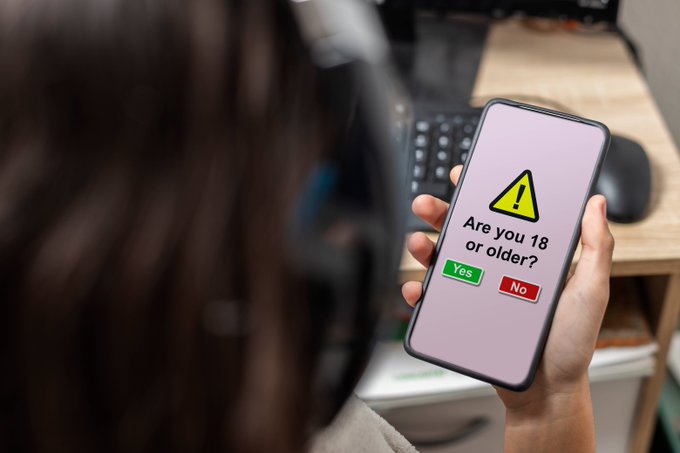 marcvidal's tweet photo. 🚨🇪🇺 LA UE ACELERA LA APP QUE CONVERTIRÁ TU IDENTIDAD EN INFRAESTRUCTURA

La Comisión Europea ha pisado el acelerador. Esta semana ha recomendado a los Veintisiete que desplieguen su app de verificación de edad antes del 31 de diciembre de 2026, y España figura entre los siete países pioneros junto a Francia, Italia, Grecia, Irlanda, Chipre y Dinamarca. El argumento oficial es proteger a los menores. La realidad es que Bruselas está construyendo, pieza a pieza, la infraestructura de identidad digital del continente.

El sistema exige vincular pasaporte o DNI al teléfono. La app responderá a las plataformas con un sí o un no, pero el credencial subyacente es tu identidad gubernamental. Y aquí asoma el problema serio: en abril, el consultor Paul Moore tumbó las protecciones de la aplicación en menos de dos minutos. La Comisión parcheó lo más visible y ahora declara el producto «listo para producción». Una vez tendidos los raíles, no se detendrán en el «mayor de 18». Vendrán mensajería cifrada, prensa, opinión incómoda. Lo llaman protección. Se parece más a un punto único de control.

Fuente: https://t.co/LEYxZd3ucb
