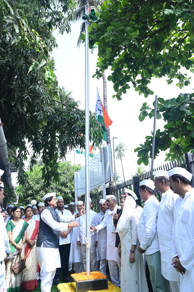 आज <a href="/mahancpspeaks/">MahaNCPspeaks</a> के प्रदेश अध्यक्ष आदरणीय <a href="/SunilTatkare/">Sunil Tatkare</a> साहेब ने महाराष्ट्र राज्य के स्थापना दिवस पर राष्ट्रवादी कांग्रेस पार्टी प्रदेशकार्यालय में ध्वजारोहण किया, एवं हुतात्मा चौक पर पुष्पचक्र अर्पित कर शहीदो को श्रद्धांजलि अर्पित किया, इस अवसर <a href="/ArshadAmirNcp/">राष्ट्रवादी कांग्रेस पार्टी उत्तर मध्य मुंबई</a> उपस्थिति रहे