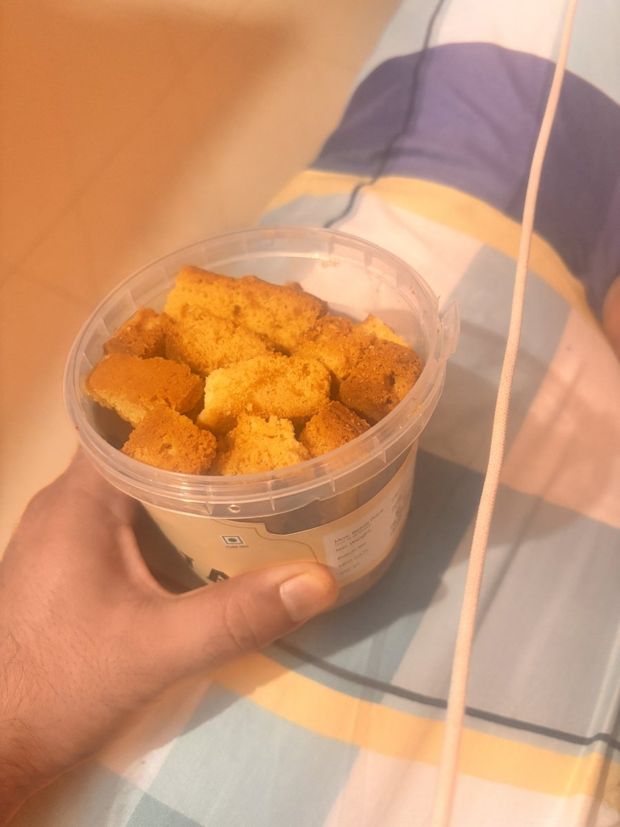 FarooqRameez's tweet photo. @ZeptoNow you guys are selling stale rubbish food items and your chat doesn’t work . https://t.co/eYbSUx7qe3