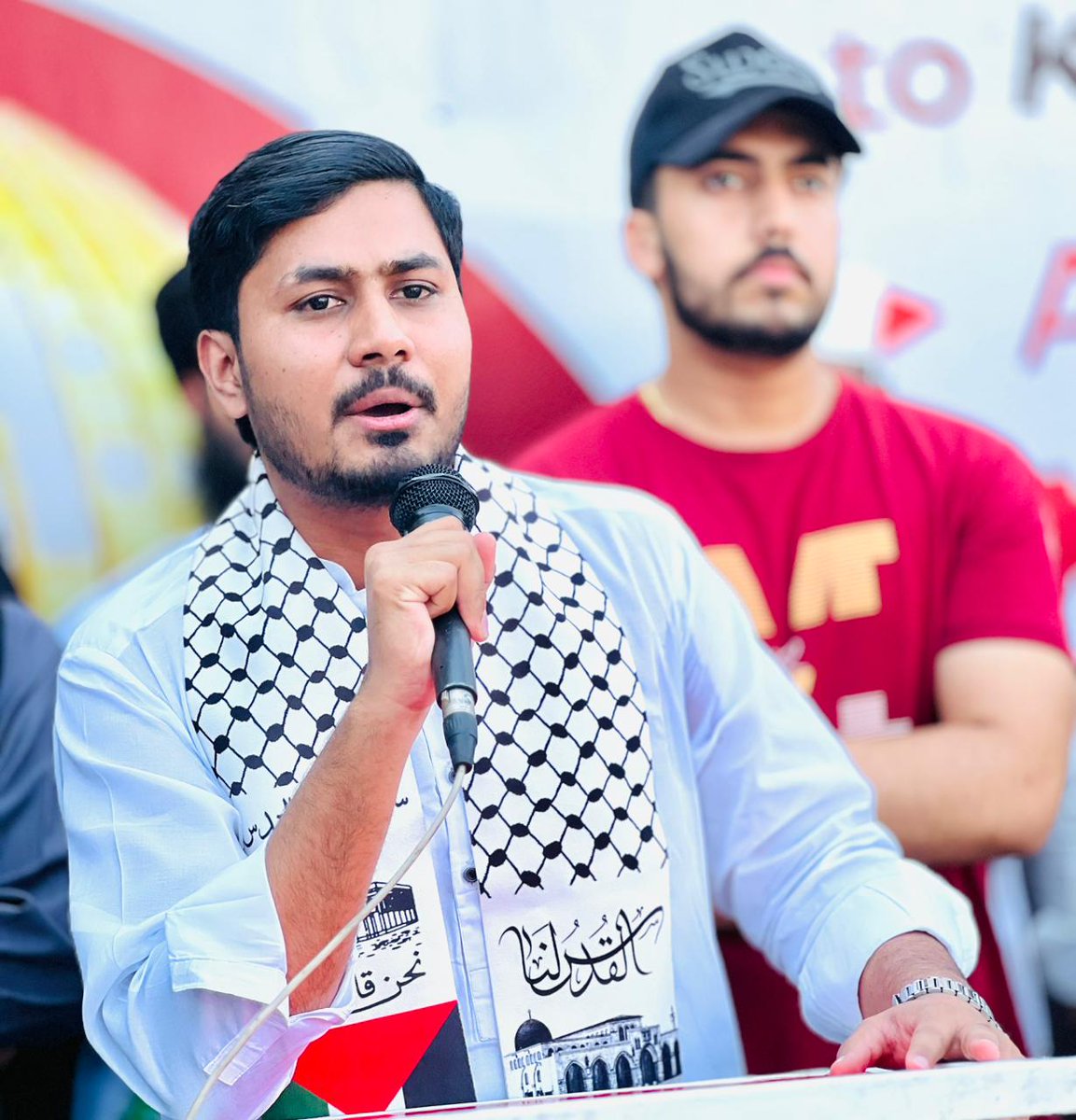 MSMPakistan_'s tweet photo. لاہور: اسامہ مشتاق مرکزی جنرل سیکرٹری MSM پاکستان نے پاکستان فا*۔سط*ـین فورم کی دعوت پر پاکستانیز مارچ فار غ*زہ میں  وفد کے ہمراہ شرکت  کی۔
اسامہ مشتاق نے غ*زہ کی صورتحال پر تشویش کا اظہار کرتے ہوئے عالمی برادری سے امن، انصاف اور انسانی حقوق کے تحفظ کے لیے مؤثر کردار ادا کرنے کا مطالبہ کیا۔ جب تک امت مسلمہ وحدت و یگانگت کا ثبوت پیش نہیں کرتی تب تک فا*سطـ*ین کا مسئلہ حل کی طرف نہیں لے کر جایا جا سکتا، انہوں نے کہا کہ مسئلہ فا*۔سط*ـین کا حل بین الاقوامی قوانین اور مکالمے کے ذریعے ممکن ہے۔ اس موقع پر صدر MSM لاہور حسین نواز سمیت طلباء کی بڑی تعداد بھی موجود تھی۔
۔
۔
۔
#lahore #MuslimUmmah #MSMPakistan #msmfourstudents