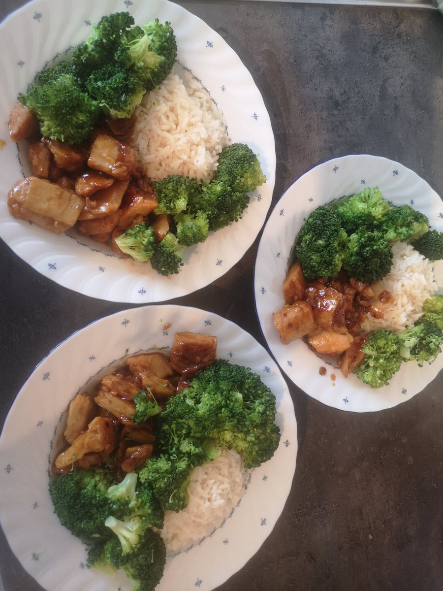 HalfShinyHead's tweet image. #goVegan 💚
Chicken Teriyaki, Brokkoli, Reis - schnell gemacht.