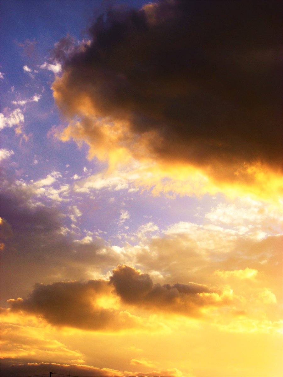 Tomo_NightBird's tweet image. 波止場にて
海を鎮める
夕凪の
雲赤く染め
影は黒ずむ

#sky #nature #naturephotography