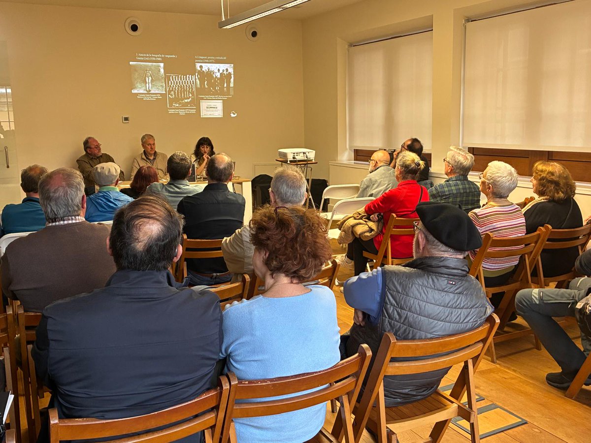 LaSemeya_Ed's tweet photo. Prestosa presentación nel Atenéu Obreru de Xixón de @maria_pidal  de la so obra «Constantino Suárez. L'alma fotográfica al traviés de la vanguardia». La parada siguiente va ser na OFELIA, la Feria del Llibru d'Uviéu. https://t.co/Z0dy9RxFYf