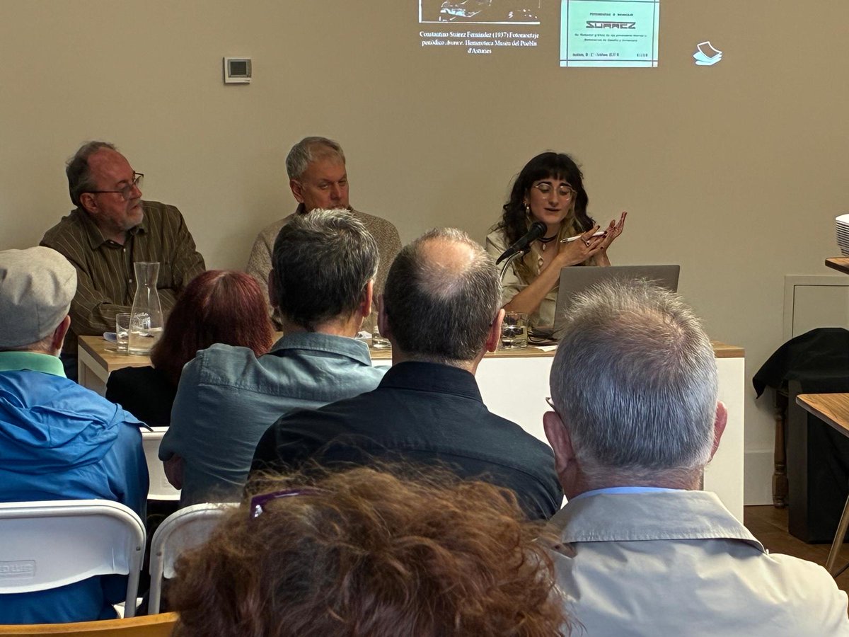 LaSemeya_Ed's tweet photo. Prestosa presentación nel Atenéu Obreru de Xixón de @maria_pidal  de la so obra «Constantino Suárez. L'alma fotográfica al traviés de la vanguardia». La parada siguiente va ser na OFELIA, la Feria del Llibru d'Uviéu. https://t.co/Z0dy9RxFYf