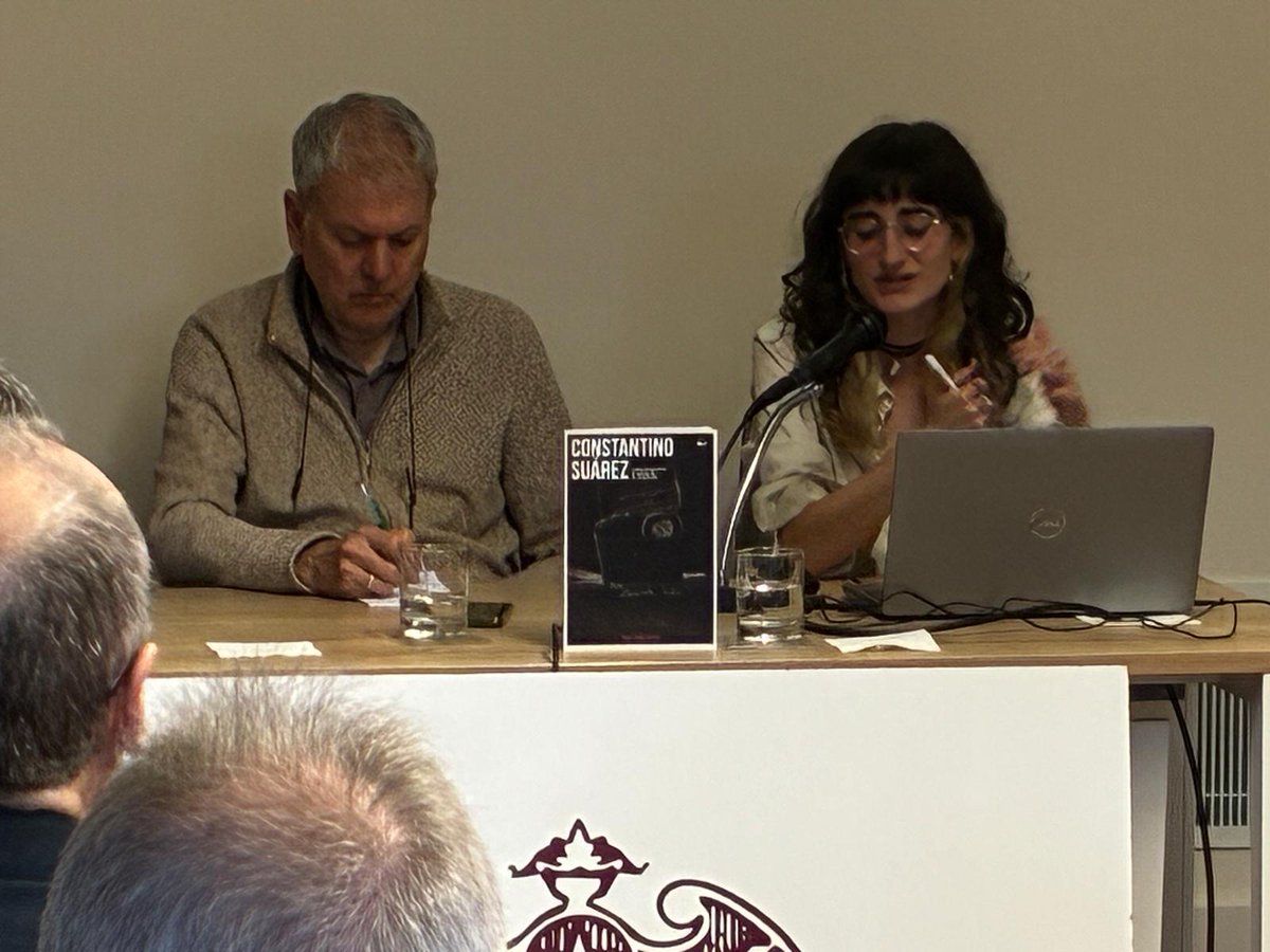 LaSemeya_Ed's tweet photo. Prestosa presentación nel Atenéu Obreru de Xixón de @maria_pidal  de la so obra «Constantino Suárez. L'alma fotográfica al traviés de la vanguardia». La parada siguiente va ser na OFELIA, la Feria del Llibru d'Uviéu. https://t.co/Z0dy9RxFYf