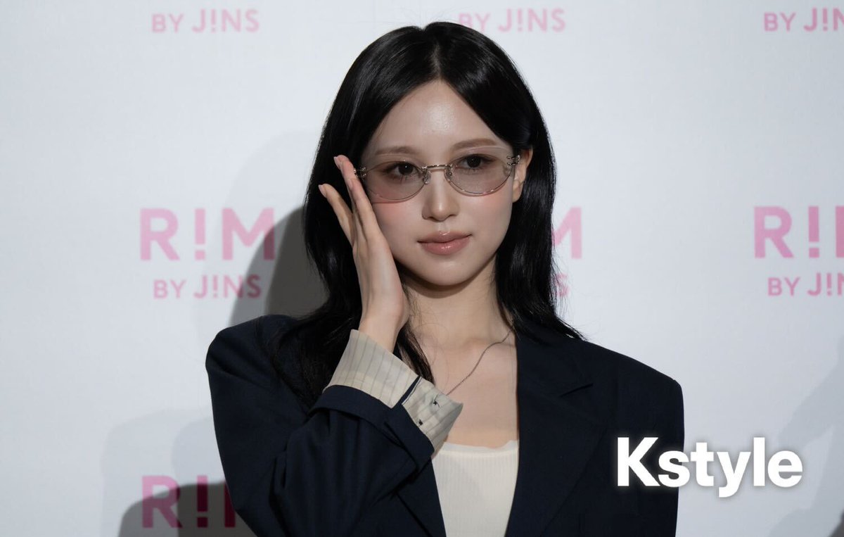 Kstyle_news's tweet image. MISAMOが日本イベントに登場💚💜🩷

いつもと違う雰囲気のメガネ姿に注目👓✨

🔻関連記事はこちら📝
kstyle.com/topicNews.ksn?…

#MISAMO #TWICE