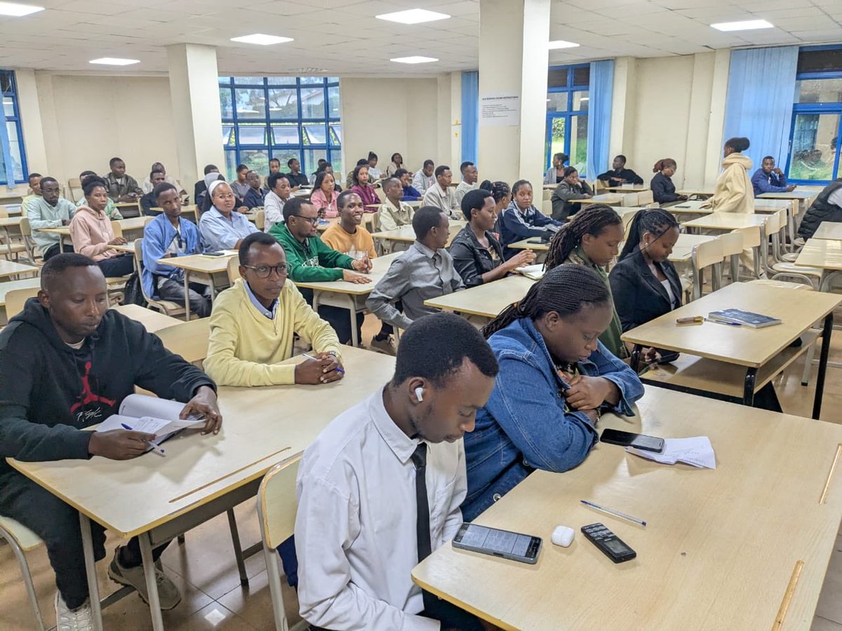 RwandaWriters's tweet photo. Abanyeshuri ba Kaminuza yigenga ya Kigali-ULK bari mu kizamini cy’Amarushanwa yo Gusoma no Kwandika ibitabo. @Rwanda_Edu @PrimatureRwanda @pamrwanda https://t.co/G96UDHPJxI