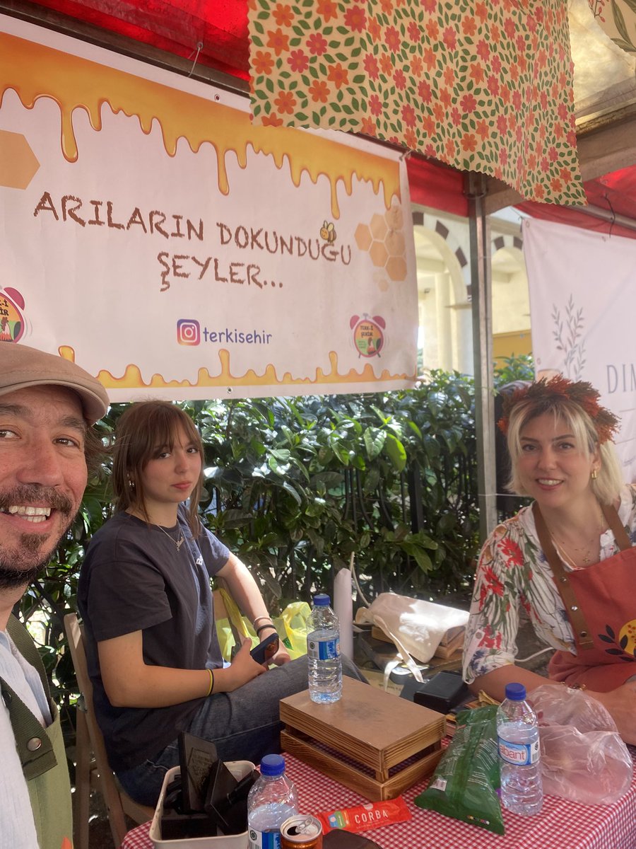 BeeBezz1's tweet photo. Bayındır çiçek festivalindeyiz #taksimmeydanı #1mayıs #izmir
Aile dayanışması içerisinde üretime devam. 1 Mayıs kutlu olsun 🐝 https://t.co/1lNOZ8vUjA