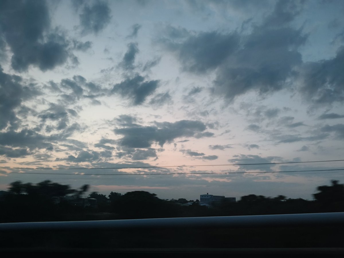 xioxncn's tweet photo. 在高速公路奔跑中，突然发现天空好美，就赶快拿起手机打开原厂相机拍了，此时此刻好想要一台照相机 https://t.co/o0X1ASiDBR
