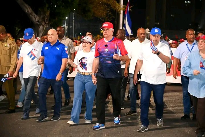 rciudadhabana's tweet photo. 🇨🇺| El Presidente Miguel Díaz-Canel Bermúdez  encabeza uno de los frentes de marcha que se dirigen hacia la Tribuna Antimperialista.

#LaHabanaDeTodos 
#LaPatriaSeDefiende
#Cuba https://t.co/MPkjARQTZG