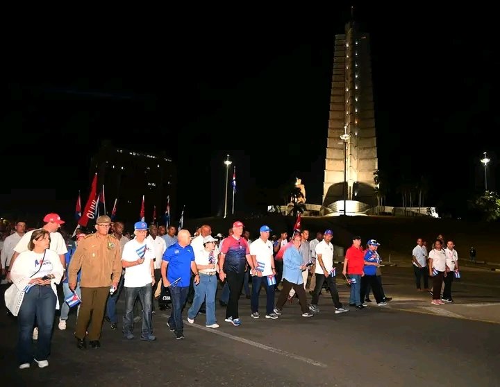 rciudadhabana's tweet photo. 🇨🇺| El Presidente Miguel Díaz-Canel Bermúdez  encabeza uno de los frentes de marcha que se dirigen hacia la Tribuna Antimperialista.

#LaHabanaDeTodos 
#LaPatriaSeDefiende
#Cuba https://t.co/MPkjARQTZG