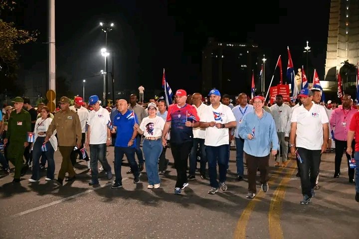 rciudadhabana's tweet photo. 🇨🇺| El Presidente Miguel Díaz-Canel Bermúdez  encabeza uno de los frentes de marcha que se dirigen hacia la Tribuna Antimperialista.

#LaHabanaDeTodos 
#LaPatriaSeDefiende
#Cuba https://t.co/MPkjARQTZG